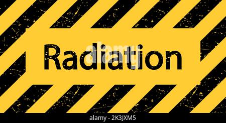 Eine Platte mit der Aufschrift Strahlung. Warnschild schwarz und gelb. Vektorgrafik. Stock Vektor