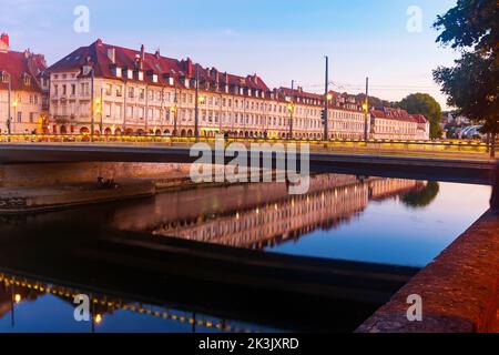 Böschung von Besancon und Battant-Brücke über den Doubs-Fluss in der Abenddämmerung, Frankreich Stockfoto