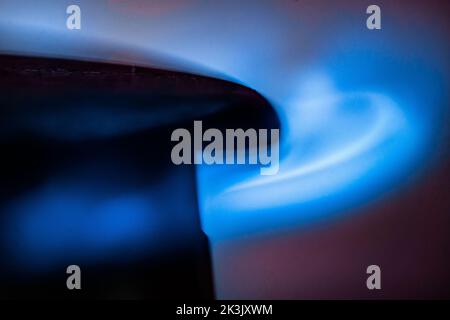 27. September 2022, Hessen, Frankfurt/Main: Gasflammen brennen auf einem Herd in einer Küche. (Aufgenommen mit längerer Belichtungszeit) Foto: Frank Rumpenhorst/dpa Stockfoto