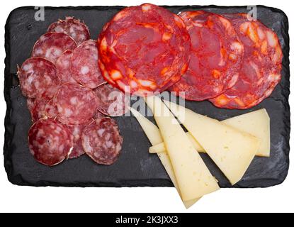 Köstlicher Aufschnitt von spanischen Würstchen und Käse Stockfoto