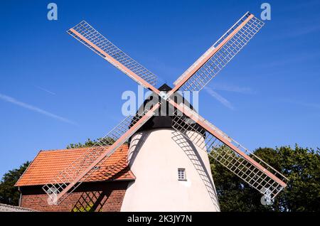 Traditionelle weiße Windmühle auf dem Land in Deutschland Stockfoto