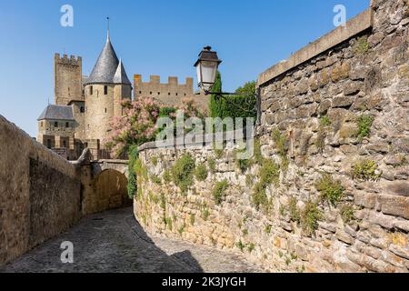 Malerische Aussicht auf die mittelalterliche Stadt Carcassonne und ihre befestigten Mauern in Frankreich Stockfoto