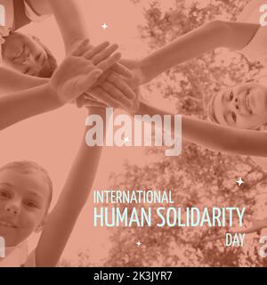 Zusammensetzung des internationalen Tages der menschlichen Solidarität Text über verschiedene Kinder Hand Stapeln Stockfoto