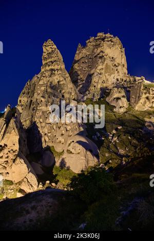 burg uchisar, Dämmerung Foto des perforierten Burgfelsens von Uçhisar, Goreme, Kappadokien, Anatolien, Türkei Stockfoto