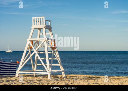 Panoramablick auf den Rettungsschwimmerstuhl am Strand von Pampelone in Saint Tropez gegen das Mittelmeer bei Tageslicht Stockfoto