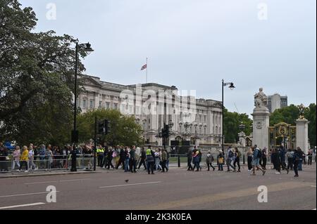 Nach dem Tod von Königin Elizabeth II. Am 8. September 2022 fliegt der Union Jack am halben Mast über dem Buckingham Palace, London Stockfoto