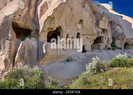 Geschnitzte Felshäuser oder Höhlenwohnungen in der Landschaft des Rose Valley Goreme, Kappadokien, Anatolien, Türkei Stockfoto