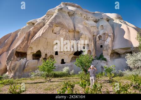 Geschnitzte Felshäuser oder Höhlenwohnungen in der Landschaft des Rose Valley Goreme, Kappadokien, Anatolien, Türkei Stockfoto