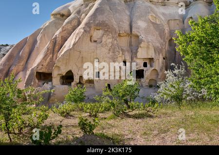 Geschnitzte Felshäuser oder Höhlenwohnungen in der Landschaft des Rose Valley Goreme, Kappadokien, Anatolien, Türkei Stockfoto