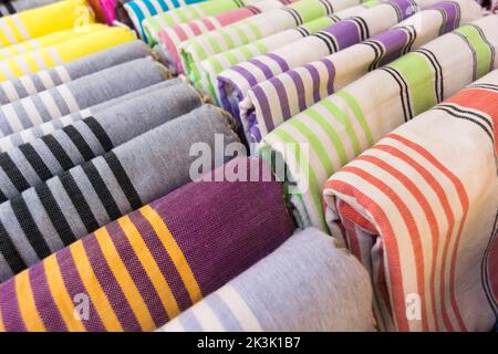 Nahaufnahme von farbigen Stoffen Stockfoto