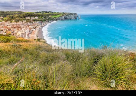 Panoramablick auf das gesättigte Meer bei Etretat in der Normandie, Frankreich gegen bewölkten Himmel Stockfoto