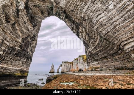 Malerische Aussicht auf die alten weißen Steinbögen bei Etretat in der Normandie Stockfoto