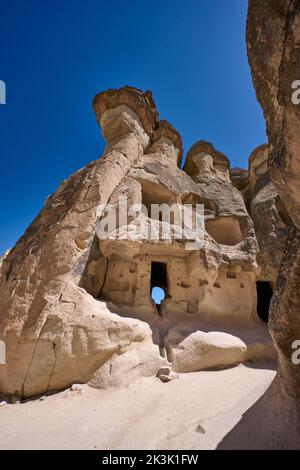 Malerische Landschaft aus geformten Sandsteinfelsen. Berühmte Feenkamine oder Steinpilze mit mehreren Kopfsteinen in Pasaba Valley, Goreme, Kappadokien, Anatolien Stockfoto