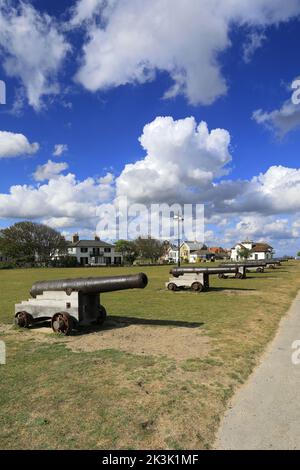 Canons an der Gun Hill Promenade, Southwold Town, Suffolk County, England, Großbritannien Stockfoto