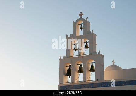 Nahaufnahme eines Glockenturms auf der Insel Santorini in Griechenland bei Sonnenuntergang Stockfoto
