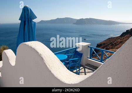 Terrasse mit Panoramablick auf das Meer und die Caldera der Insel Santorini im Dorf Oia, Griechenland Stockfoto