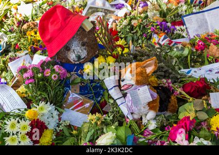 Ergreifende Botschaften und blumige Ehrungen an die verstorbene Königin Elizabeth II. Im September im Green Park, London, Großbritannien - die Blumen verwelkt, aber die Erinnerungen bleiben bestehen Stockfoto