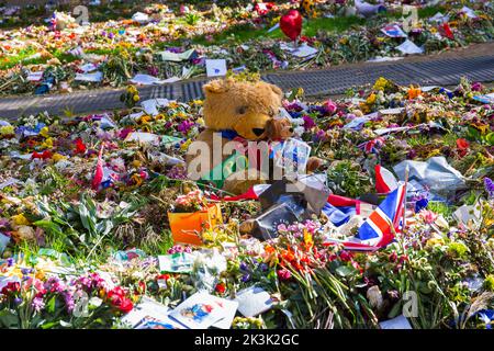 Ergreifende Botschaften und blumige Ehrungen an die verstorbene Königin Elizabeth II. Im September im Green Park, London, Großbritannien - die Blumen verwelkt, aber die Erinnerungen bleiben bestehen Stockfoto