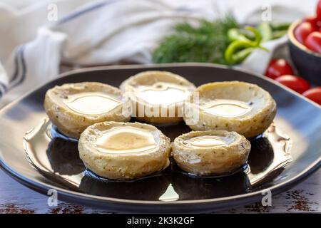 Artischocken mit Olivenöl. Baby Artischocken auf Holz Hintergrund. Mediterrane Küche. Nahaufnahme Stockfoto