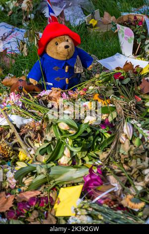 Ergreifende Botschaften und blumige Ehrungen an die verstorbene Königin Elizabeth II. Im September im Green Park, London, Großbritannien - die Blumen verwelkt, aber die Erinnerungen bleiben bestehen Stockfoto