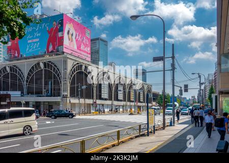 Tokio, Japan - 09.14.2022: Straßen und Gebäude im Bahnhofsgebiet Shinagawa in Tokio. Stockfoto