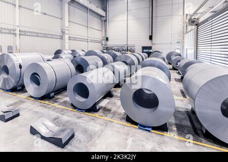 Material zum Stanzen in einer Autofabrik Stockfoto