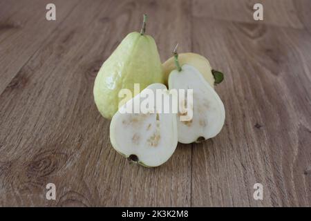 Guava Obst, schneiden Sie frische weiße Guava auf Holztisch. Köstliche und saftige Früchte. Nahaufnahme, Sitzansicht. Stockfoto