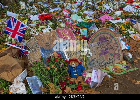 Ergreifende Botschaften und blumige Ehrungen an die verstorbene Königin Elizabeth II. Im September im Green Park, London, Großbritannien - die Blumen verwelkt, aber die Erinnerungen bleiben bestehen Stockfoto