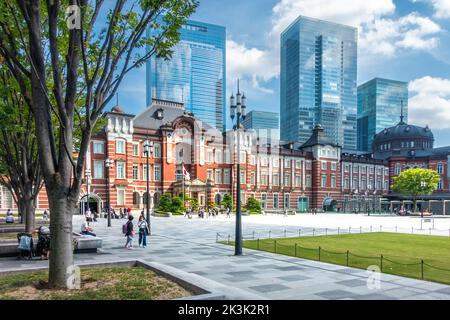 Tokio, Japan - 09.14.2022: Bahnhof Tokio und Umgebung. Historisches Bahnhofsgebäude in Tokio und moderne Wolkenkratzer an einem wunderschönen Tag Stockfoto