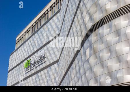 Silberne Fassade des Einkaufszentrums Hofe am Bruhl in Leipzig Stockfoto