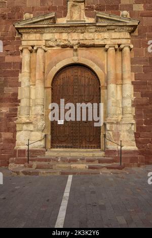 Plaça großer Platz und Kirche Santa Maria la Major in Prades bei Sonnenuntergang (Baix Camp, Tarragona, Katalonien, Spanien) ESP Plaza Mayor e iglesia de Prades Stockfoto