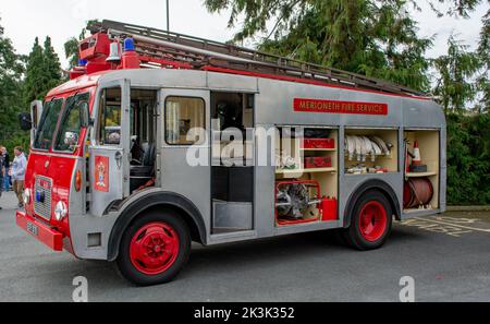 Ein original alter Bedford-Vormotor, der 1968 für die Aberdyfi-Feuerwache gekauft wurde, ist wieder auf der Straße und hat einige Restaurierungen. Stockfoto