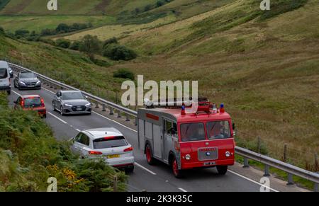 Ein original alter Bedford-Vormotor, der 1968 für die Aberdyfi-Feuerwache gekauft wurde, ist wieder auf der Straße und hat einige Restaurierungen. Stockfoto