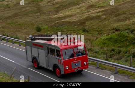 Ein original alter Bedford-Vormotor, der 1968 für die Aberdyfi-Feuerwache gekauft wurde, ist wieder auf der Straße und hat einige Restaurierungen. Stockfoto