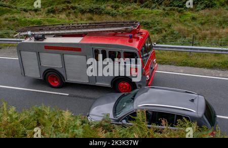 Ein original alter Bedford-Vormotor, der 1968 für die Aberdyfi-Feuerwache gekauft wurde, ist wieder auf der Straße und hat einige Restaurierungen. Stockfoto