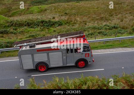 Ein original alter Bedford-Vormotor, der 1968 für die Aberdyfi-Feuerwache gekauft wurde, ist wieder auf der Straße und hat einige Restaurierungen. Stockfoto