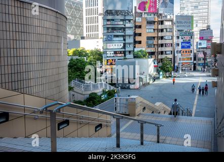 Tokio, Japan - 09.14.2022: Treppe, die hinunter zur Straße und zu Gebäuden in der Gegend von Tokyo Shinagawa führt. Stockfoto