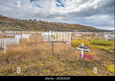 Der alte Friedhof am Ufer des Arktischen Ozeans mit einem Häuserrücken bei Iqaluit, Nunavut Stockfoto