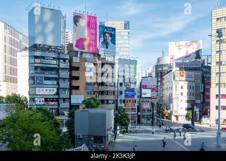 Tokio, Japan - 09.14.2022: Straßen und Gebäude in der Gegend von Tokio Shinagawa. Stockfoto