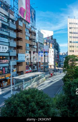 Tokio, Japan - 09.14.2022: Straßen und Gebäude in der Gegend von Tokio Shinagawa. Stockfoto