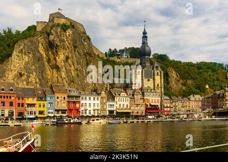 Blick auf die Stadt Dinant von der Maas aus Stockfoto