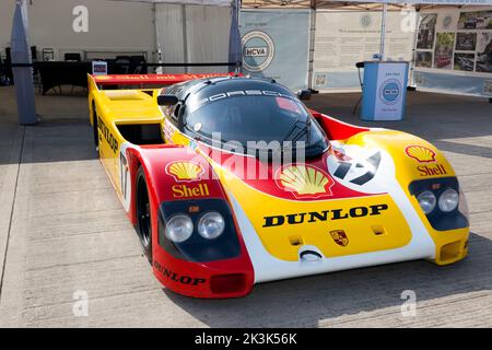 Drei Viertel Vorderansicht eines 1988, Porsche 962, in der Lackierung von Shell Dunlop, auf dem Display bei der Silverstone Classic 2022 Stockfoto