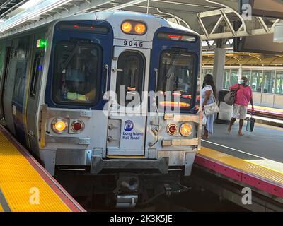 Der Long Island Railroad Train fährt in den Bahnhof Jamaica, Queens in New York City. Stockfoto