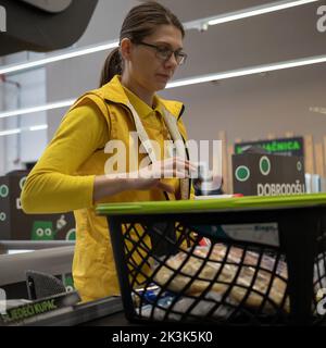 Bosanski Šamac, Bosnien und Herzegowina, 21. Februar 2020: Kassiererin am Arbeitsplatz im Supermarkt Stockfoto