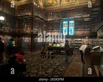 Menschen in der Morgan Library and Museum auf der Madison Avenue in New York City. Stockfoto