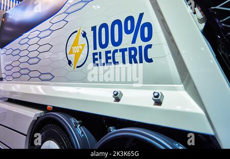 Logo und Schriftzug auf einem LKW mit vollelektrischem Antrieb auf Wasserstoffbasis in Hannover, 24. September 2022 Stockfoto