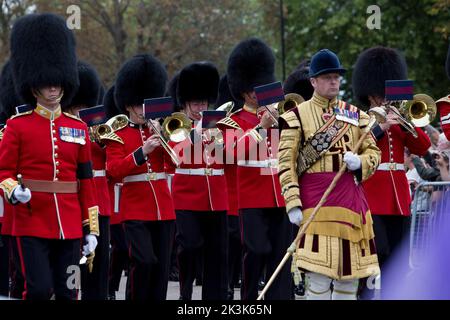 Queen Elizabeth II Beerdigung 19. September 2022, Long Walk Windsor Berkshire England UK. . Militärprozession. Königliches Protokoll, Monarchie, königliche Familie, regierender Monarch. Die Herrschaft von Königin Elisabeth II. Bestieg den Thron 1952, British Heritage Stockfoto