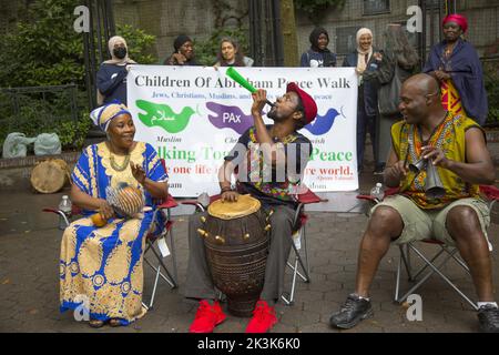 Mitglieder verschiedener religiöser Gruppen und Religionen treffen sich