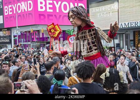 Die kleine Amal hier trifft Schüler der Highschool und alle Menschen am Times Square in New York City, verbreitet ihre Botschaft der Fürsorge für alle Flüchtlinge, Einwanderer und marginalisierten Menschen. Die kleine Amal ist die riesige Marionette eines 10 Jahre alten syrischen Flüchtlingskindes, das mit ihrer Botschaft der Hoffnung und Solidarität für die Vertriebenen überall über 9.000km Jahre gereist ist. Vom 14. September bis 2. Oktober geht Little Amal Walks NYC in Partnerschaft mit St. Anns Lager. Sie wird alle fünf Stadtteile von New York City erkunden und Künstler, Bürgermeister, Gemeindegruppen und junge New Yorker mit unterschiedlichem Hintergrund treffen. Stockfoto