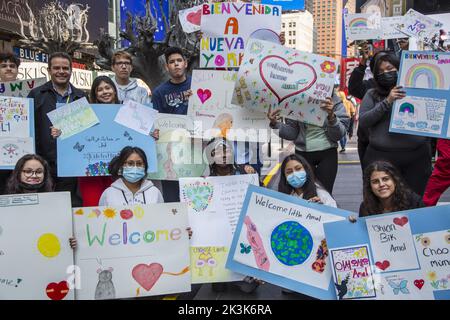 Schüler kommen zum Times Square, um die kleine Amal zu begrüßen und zu ehren. Die kleine Amal ist die riesige Marionette eines 10-jährigen syrischen Flüchtlingsmädchens, das mit ihrer Botschaft der Hoffnung und Solidarität für Vertriebene überall über 9.000km gereist ist. Vom 14. September bis 2. Oktober spaziert Little Amal in Zusammenarbeit mit St. Ann’s Warehouse durch NYC. Sie wird alle fünf Stadtbezirke von New York City erkunden und Künstler, führende Persönlichkeiten der Zivilgesellschaft, Gemeinschaftsgruppen und junge New Yorker mit unterschiedlichem Hintergrund treffen. Stockfoto